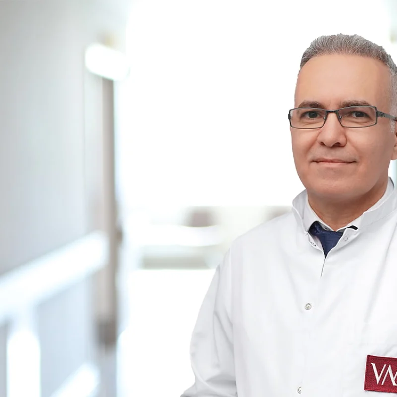 الدكتور محمد رشيد أونن بروفيسوراه في جراحة الدماغ والاعصاب في تركيا