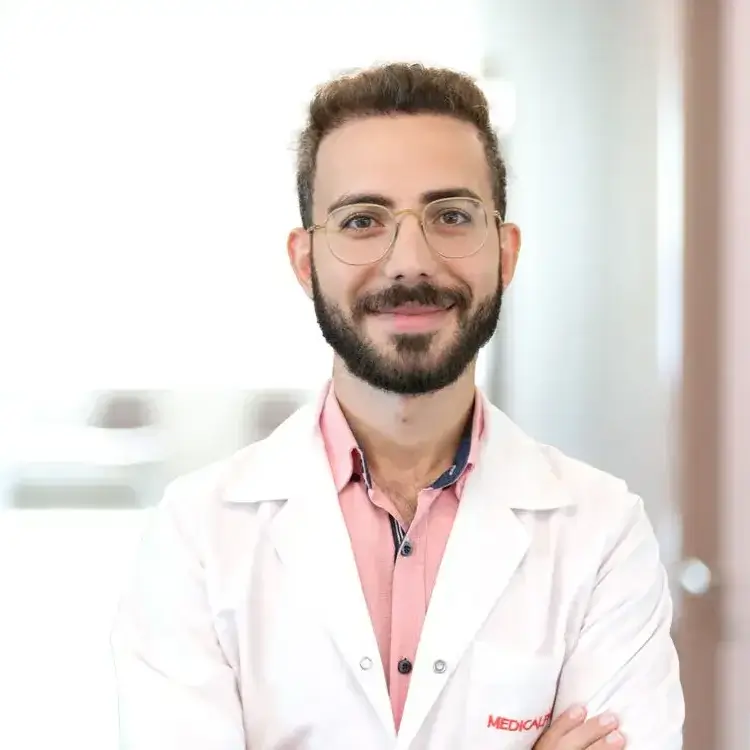 الدكتور إمراه كوكسال أخصائي جراحة التجميل في إسطنبول