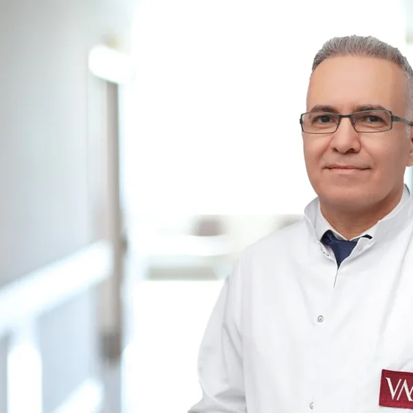 الدكتور محمد رشيد أونن بروفيسوراه في جراحة الدماغ والاعصاب في تركيا