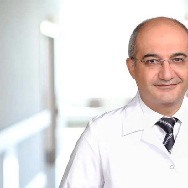 الدكتور علي بركانت أفجي أخصائي الطب الباطني وأمراض الروماتيزم في أنطاليا