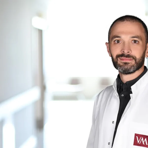 الدكتور أنيل تاشكيسن أخصائي جراحة العظام والكسور في مرسين