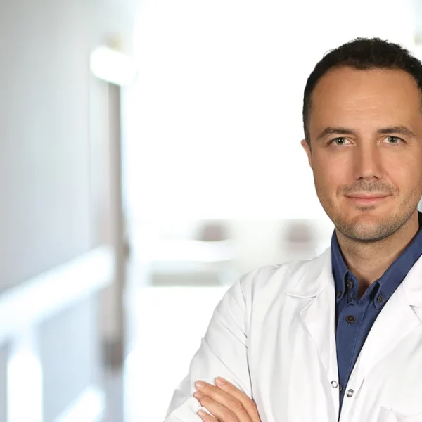 الدكتور دينيز كولاكسز طبيب نساؤ وولادة وأطفال الأنابيب في طرابزون